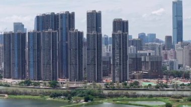 Nehir Sheung Yue 'dan canlı yeşil bankalar ve güneş ışığı ile akar, 20 Nisan 2025