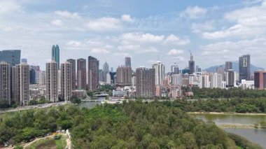 Nehir Sheung Yue 'dan canlı yeşil bankalar ve güneş ışığı ile akar, 20 Nisan 2025