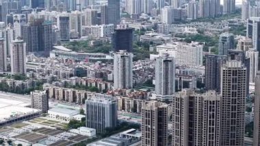 Nehir Sheung Yue 'dan canlı yeşil bankalar ve güneş ışığı ile akar, 20 Nisan 2025