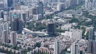 Nehir Sheung Yue 'dan canlı yeşil bankalar ve güneş ışığı ile akar, 20 Nisan 2025