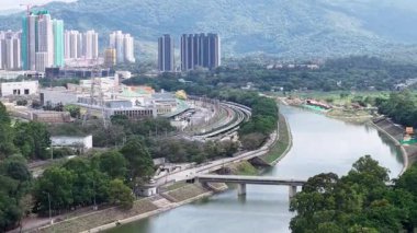 Nehir Sheung Yue 'dan canlı yeşil bankalar ve güneş ışığı ile akar, 20 Nisan 2025