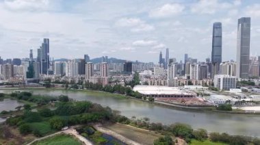 Nehir Sheung Yue 'dan canlı yeşil bankalar ve güneş ışığı ile akar, 20 Nisan 2025