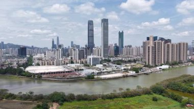 Nehir Sheung Yue 'dan canlı yeşil bankalar ve güneş ışığı ile akar, 20 Nisan 2025