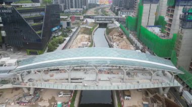 Yeşil bankalar ve temiz suyla yeniden canlandırılmış nehir, 19 Nisan 2025 