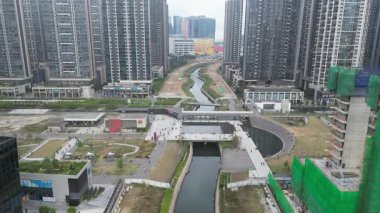 Yeşil bankalar ve temiz suyla yeniden canlandırılmış nehir, 19 Nisan 2025 