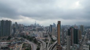 Kowloon City 'de modern yüksek binaları olan tarihi bir bölge. 19 Nisan 2025 