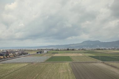 24 Mart 2025 Yeşil tarlaları ve yamaları olan kırsal tarım arazisi