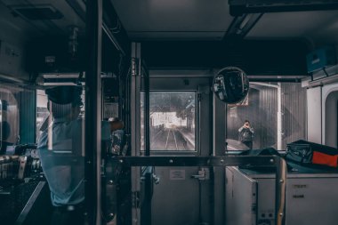 23 Mart 2025 Şehir binalarının sergilendiği bir tren kulübesinden manzara