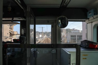 23 Mart 2025 Şehir binalarının sergilendiği bir tren kulübesinden manzara