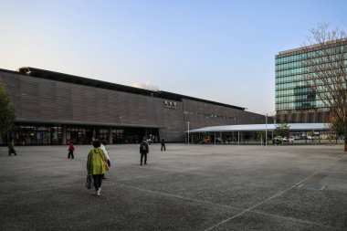 24 Mart 2025 'te geniş bir açık hava meydanında ziyaretçiler yürüyor.