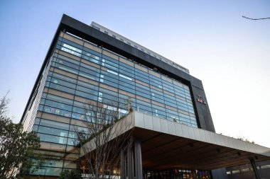 24 Mart 2025 Çağdaş mimari Pürüzsüz, cam önlü ofis binası