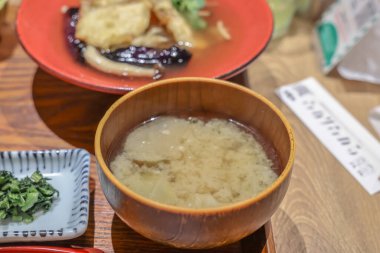 Çok güzel düzenlenmiş Japon yemek tabağı çeşitli yemekler sergiliyor.