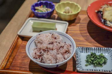 Çok güzel düzenlenmiş Japon yemek tabağı çeşitli yemekler sergiliyor.