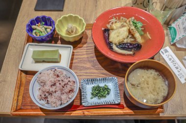 Çok güzel düzenlenmiş Japon yemek tabağı çeşitli yemekler sergiliyor.