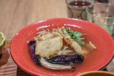 Çok güzel düzenlenmiş Japon yemek tabağı çeşitli yemekler sergiliyor.