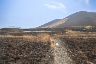 Kuraklığı resmeden kavrulmuş bir arazinin geniş bir görüntüsü