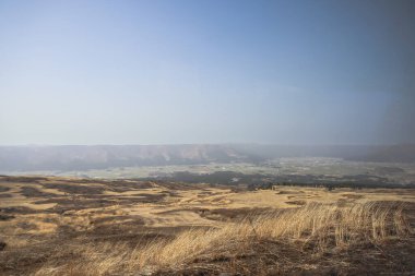 Yeşil ormanların, yuvarlanan düzlüklerin yer aldığı güzel geniş manzara.