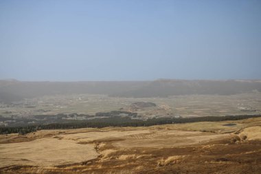 Geniş bir arazi altında geniş bir görünüm