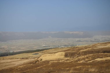 Geniş bir arazi altında geniş bir görünüm