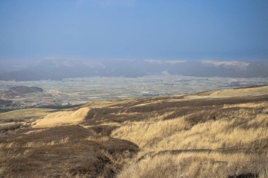 Geniş bir arazi altında geniş bir görünüm