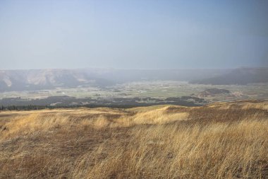 Geniş bir arazi altında geniş bir görünüm