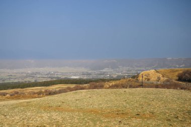 Geniş bir arazi altında geniş bir görünüm