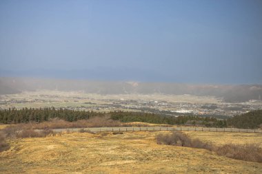 Geniş bir arazi altında geniş bir görünüm