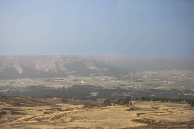 Muazzam dağlarla çevrili geniş bir vadi ve tarım arazileri var.