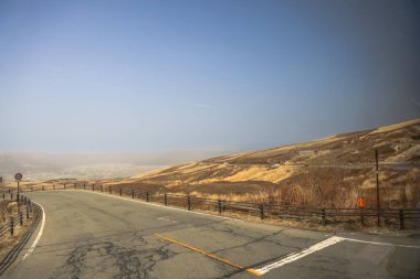 Ahşap bir çitin yer aldığı güzel kırsal alan.