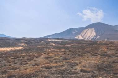 Kurak bir arazide volkanik bir dağın manzarası