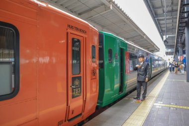Huis Ten Bosch ve Midori Express 'in renkli vagonları konuşlandırıldı.