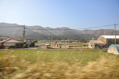 Yeşil tarlaları olan geniş tarım arazileri sergileniyor.