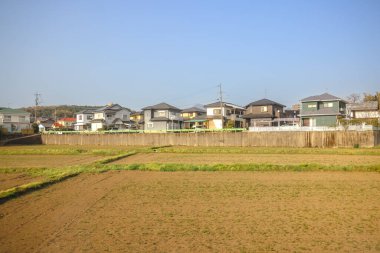 Yeşil tarlaları olan geniş tarım arazileri sergileniyor.