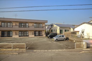 Yeşil tarlaları olan geniş tarım arazileri sergileniyor.