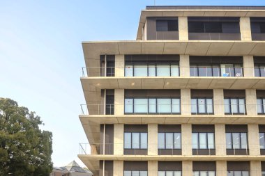 Modern bir tasarımı sergileyen çağdaş ofis binası