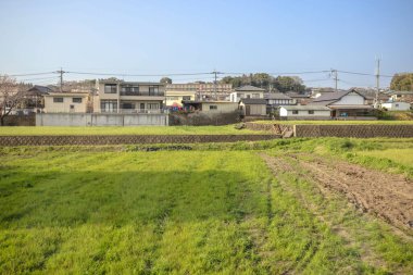 Yeşil tarlaları olan geniş tarım arazileri sergileniyor.