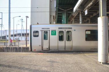 Yolcu treni, şehir ulaşımını yansıtan, parlak bir şehir istasyonunda durdu.