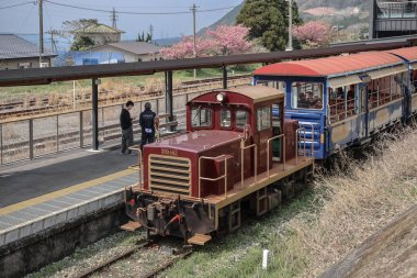 Demiryolu seyahat deneyimi. Ulaşım, seyahat ve kırsal temalı görseller için ideal.