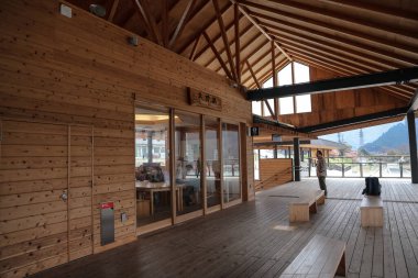 Zarif mimarisi olan uçsuz bucaksız ahşap bir iç mekan.,