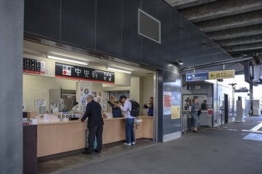 Geleneksel Japon yemekleri sunan küçük bir yiyecek tezgahı bulunan istasyon