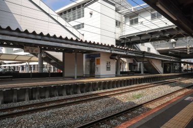 Geleneksel Japon yemekleri sunan küçük bir yiyecek tezgahı bulunan istasyon