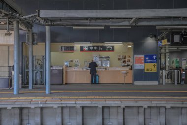 Geleneksel Japon yemekleri sunan küçük bir yiyecek tezgahı bulunan istasyon