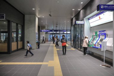 Shin Tosu İstasyonu modern tasarımı ve kentsel işlevselliğini sergiliyor.