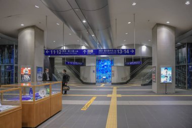 Geniş, çağdaş tren istasyonu. Yön tabelaları, dekoratif.