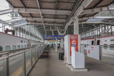 Hızlı trenleri gösteren modern tren istasyonu platformu