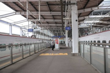 Hızlı trenleri gösteren modern tren istasyonu platformu