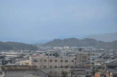 Yayılmış bir manzara yoğun bir yerleşim bölgesini gösteriyor.