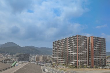 Canlı ve genişleyen şehir manzarasına bakan yüksek binalar.,