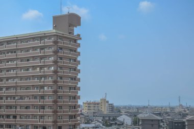 Canlı ve genişleyen şehir manzarasına bakan yüksek binalar.,