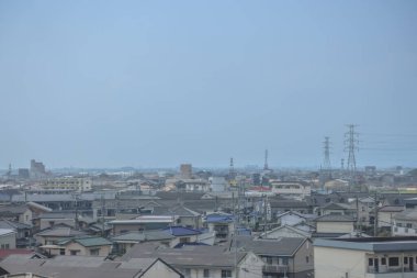 Yayılmış bir manzara yoğun bir yerleşim bölgesini gösteriyor.